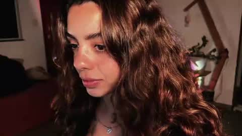 Snapshot of artisis_ chatting on 06-27-26, 01:43 isis online show from 06-27-26, 01:43