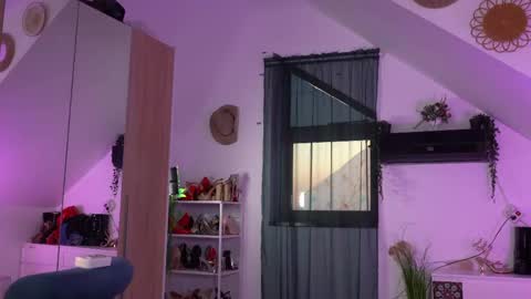 Amalia online show from 04-17-26, 03:31