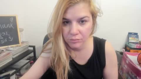 Snapshot of artsyandcraftsy_ chatting on 03-08-26, 09:02 MIA online show from 03-08-26, 09:02