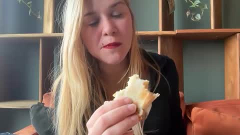 Snapshot of artsyandcraftsy_ chatting on 03-09-26, 11:03 MIA online show from 03-09-26, 11:03