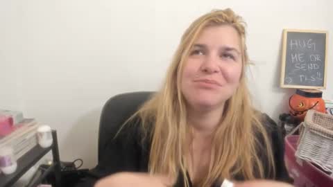 Snapshot of artsyandcraftsy_ chatting on 03-19-26, 08:57 MIA online show from 03-19-26, 08:57