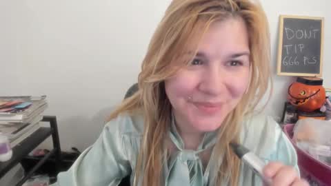 Snapshot of artsyandcraftsy_ chatting on 03-28-26, 01:43 MIA online show from 03-28-26, 01:43