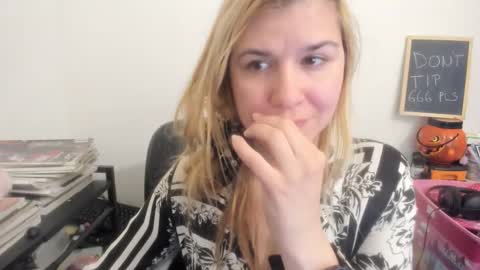 Snapshot of artsyandcraftsy_ chatting on 03-29-26, 10:10 MIA online show from 03-29-26, 10:10