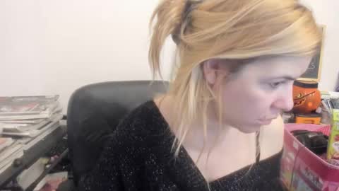 Snapshot of artsyandcraftsy_ chatting on 03-31-26, 10:26 MIA online show from 03-31-26, 10:26