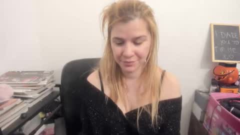 Snapshot of artsyandcraftsy_ chatting on 04-01-26, 03:53 MIA online show from 04-01-26, 03:53