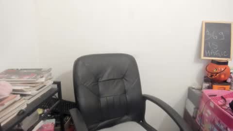 Snapshot of artsyandcraftsy_ chatting on 04-02-26, 02:37 MIA online show from 04-02-26, 02:37