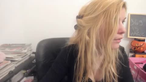 Snapshot of artsyandcraftsy_ chatting on 04-03-26, 08:01 MIA online show from 04-03-26, 08:01