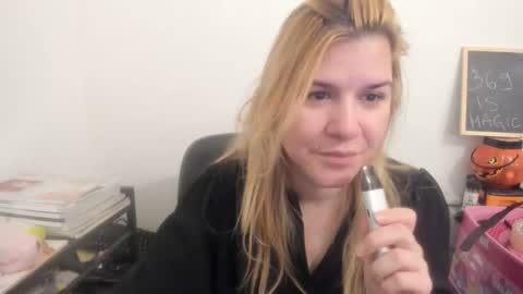 Snapshot of artsyandcraftsy_ chatting on 04-04-26, 08:45 MIA online show from 04-04-26, 08:45