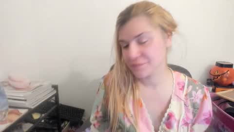 Snapshot of artsyandcraftsy_ chatting on 04-04-26, 08:50 MIA online show from 04-04-26, 08:50