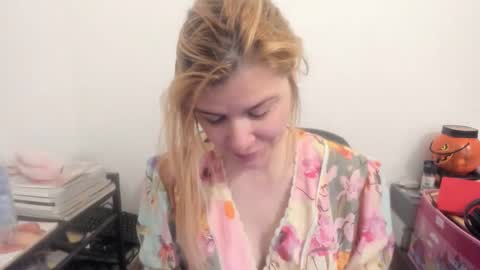 Snapshot of artsyandcraftsy_ chatting on 04-05-26, 08:55 MIA online show from 04-05-26, 08:55