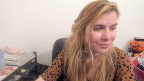 Snapshot of artsyandcraftsy_ chatting on 04-05-26, 09:45 MIA online show from 04-05-26, 09:45