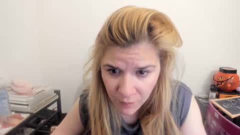 Snapshot of artsyandcraftsy_ chatting on 04-06-26, 10:44 MIA online show from 04-06-26, 10:44