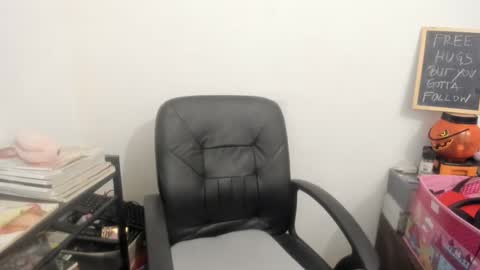 Snapshot of artsyandcraftsy_ chatting on 04-08-26, 11:43 MIA online show from 04-08-26, 11:43