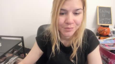 Snapshot of artsyandcraftsy_ chatting on 04-09-26, 09:15 MIA online show from 04-09-26, 09:15