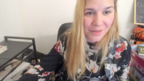 Snapshot of artsyandcraftsy_ chatting on 04-10-26, 09:52 MIA online show from 04-10-26, 09:52