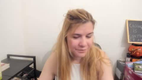 Snapshot of artsyandcraftsy_ chatting on 04-11-26, 07:45 MIA online show from 04-11-26, 07:45