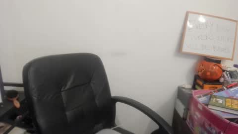 Snapshot of artsyandcraftsy_ chatting on 04-13-26, 08:25 MIA online show from 04-13-26, 08:25