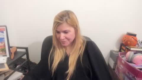 Snapshot of artsyandcraftsy_ chatting on 04-15-26, 02:57 MIA online show from 04-15-26, 02:57