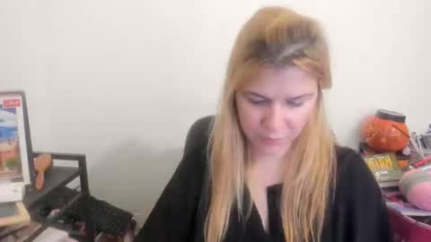 Snapshot of artsyandcraftsy_ chatting on 04-15-26, 08:42 MIA online show from 04-15-26, 08:42