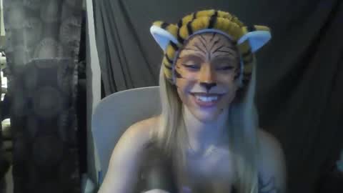 Snapshot of ashleewolfx chatting on 10-27-25, 04:16 Ashlee Wolf online show from 10-27-25, 04:16