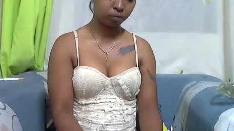 Snapshot of ashleyqueen_x chatting on 10-21-25, 07:36 ashleyqueen X online show from 10-21-25, 07:36