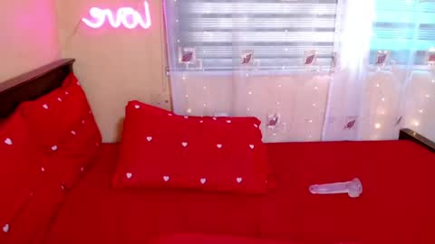 Snapshot of ashleyxxxversahuge chatting on 05-27-26, 01:57 AshleyNicole online show from 05-27-26, 01:57