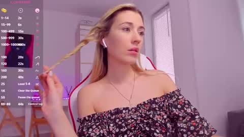 Snapshot of askcaroline chatting on 03-02-25, 11:18 Caroline online show from 03-02-25, 11:18