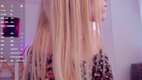 Snapshot of askcaroline chatting on 03-08-25, 11:48 Caroline online show from 03-08-25, 11:48