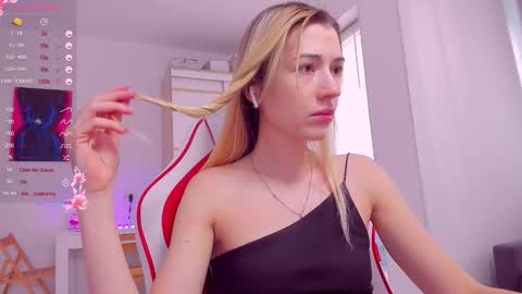 Snapshot of askcaroline chatting on 09-28-25, 12:43 Caroline online show from 09-28-25, 12:43