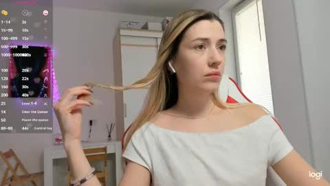 Snapshot of askcaroline chatting on 05-06-26, 11:26 Caroline online show from 05-06-26, 11:26