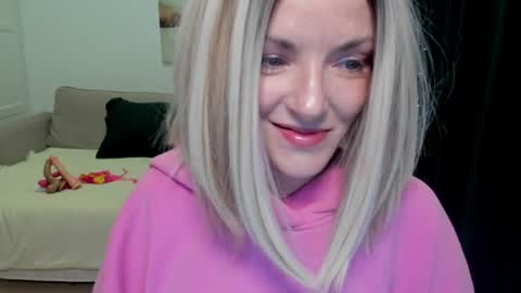 Snapshot of asteris_stella chatting on 06-17-26, 07:04 Asteris online show from 06-17-26, 07:04