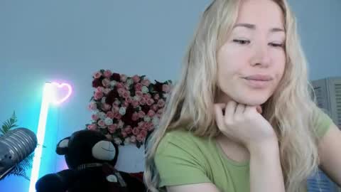 Snapshot of astramonroe chatting on 05-28-26, 08:22 astramonroe online show from 05-28-26, 08:22