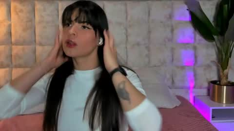 Snapshot of astrid_velle chatting on 06-09-26, 12:33 astrid_velle online show from 06-09-26, 12:33