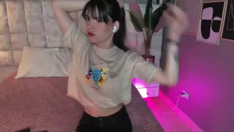 Snapshot of astrid_velle chatting on 07-02-26, 12:32 astrid_velle online show from 07-02-26, 12:32