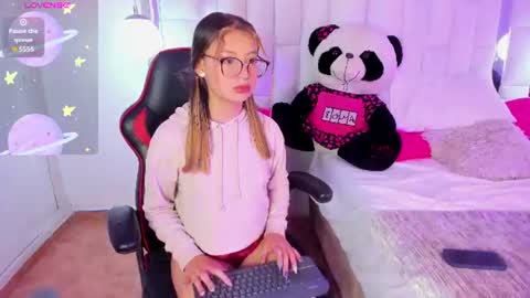 Snapshot of athenea_fox_ chatting on 06-27-26, 04:45 athenea fox online show from 06-27-26, 04:45
