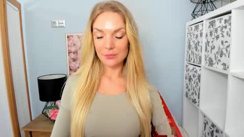 Snapshot of aullorasensual chatting on 01-27-25, 10:06 AulloraSensual online show from 01-27-25, 10:06