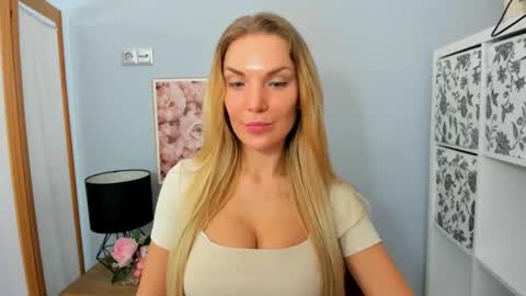 Snapshot of aullorasensual chatting on 02-15-25, 09:27 AulloraSensual online show from 02-15-25, 09:27