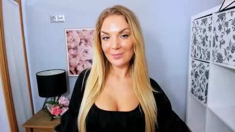 Snapshot of aullorasensual chatting on 02-16-25, 03:16 AulloraSensual online show from 02-16-25, 03:16