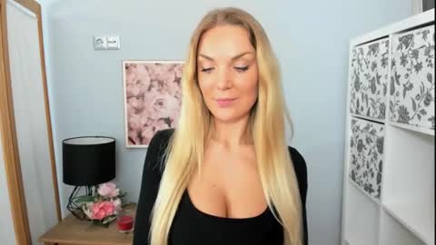 Snapshot of aullorasensual chatting on 02-21-25, 10:17 AulloraSensual online show from 02-21-25, 10:17