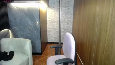 aura_cute_ online show from 04-12-26, 03:44