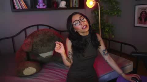 Snapshot of aura_soul_ chatting on 11-10-25, 03:49 A U R A online show from 11-10-25, 03:49