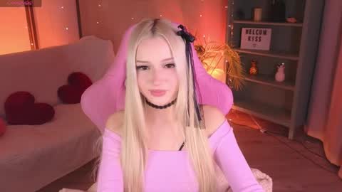 Snapshot of aurasanrise chatting on 04-15-26, 08:53 Aura online show from 04-15-26, 08:53