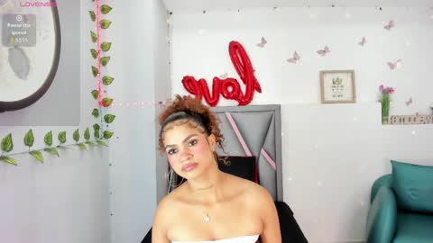 Snapshot of aurora_blackmont chatting on 04-22-26, 11:23 aurora_blackmont online show from 04-22-26, 11:23