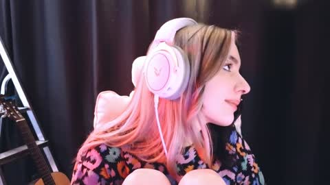 Avriel online show from 02-06-25, 05:25