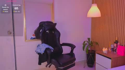 Snapshot of avis_lara chatting on 05-28-26, 10:07 AVIS online show from 05-28-26, 10:07