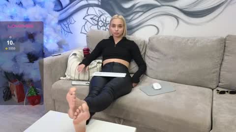 Snapshot of avr0ra chatting on 12-27-24, 03:15 Goddess Avrora online show from 12-27-24, 03:15