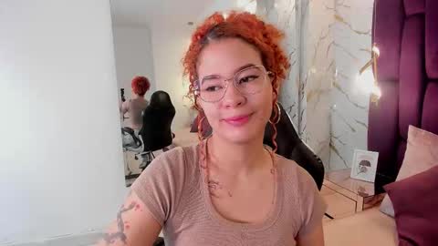 Avril  online show from 11-18-25, 11:47