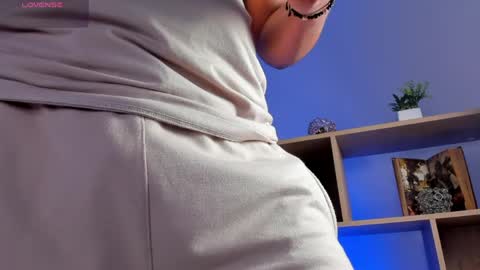 Snapshot of axel_grey_ chatting on 04-19-26, 12:37 axel_grey_ online show from 04-19-26, 12:37