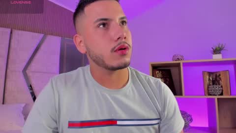 Snapshot of axel_grey_ chatting on 04-21-26, 12:44 axel_grey_ online show from 04-21-26, 12:44