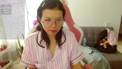 Snapshot of azu_chan chatting on 06-06-26, 12:32 Azu online show from 06-06-26, 12:32